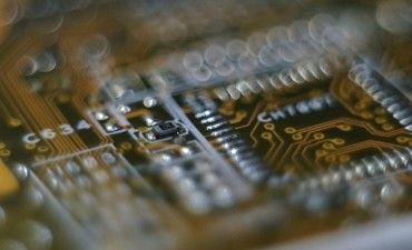 半導体とは何か物理学的に解説！ n型とp型の違いと名前の由来は？