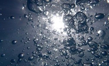 【液体を一瞬で粉末に】スプレードライ（噴霧乾燥）とは？原理・メリットから「粉ミルク」等の応用例まで