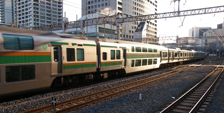 銀色のステンレス車両（JR東日本東海道線E231系電車）