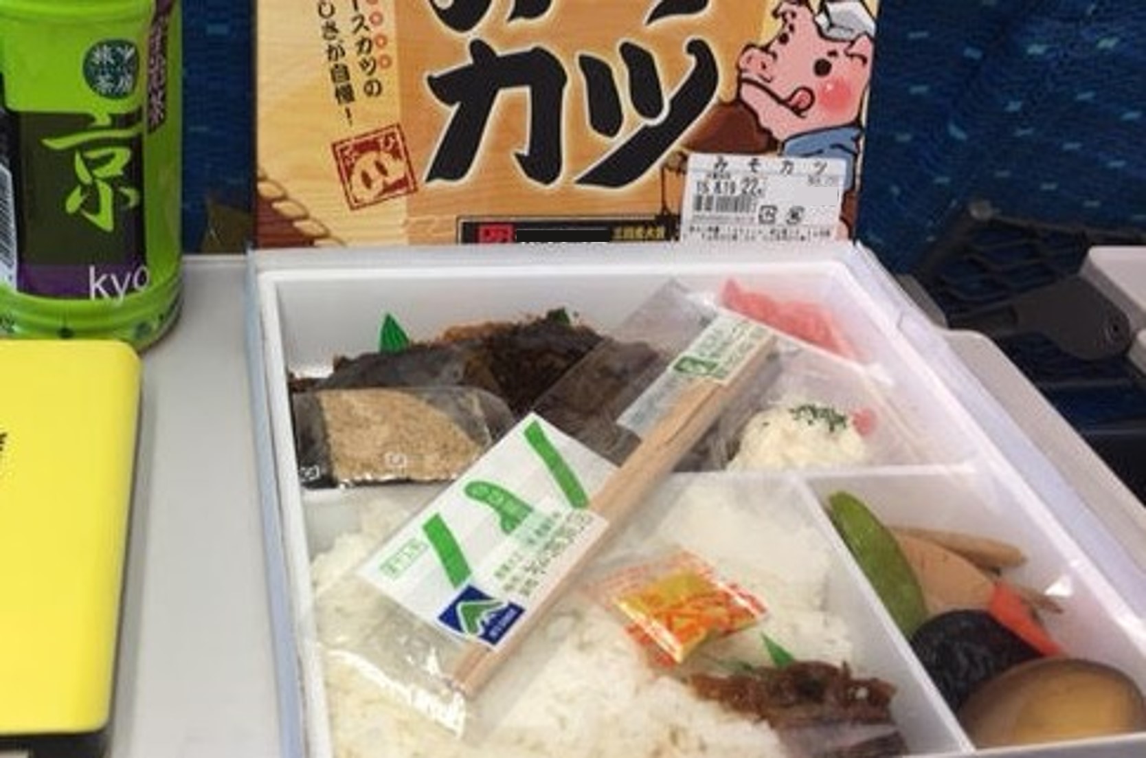 新幹線車内で食べるお弁当にも調味料袋があります