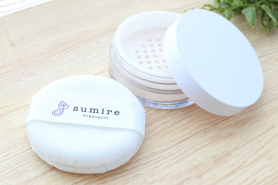 リサイクルポリエステル繊維などから生まれた「sumire」ブランドのパフ（同社提供）